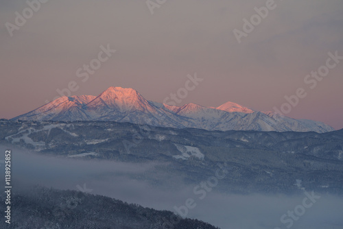 朝焼けの山　妙高山、火打山