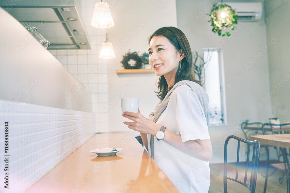 カウンターでコーヒーを飲む女性 カウンターでコーヒーを飲む女性