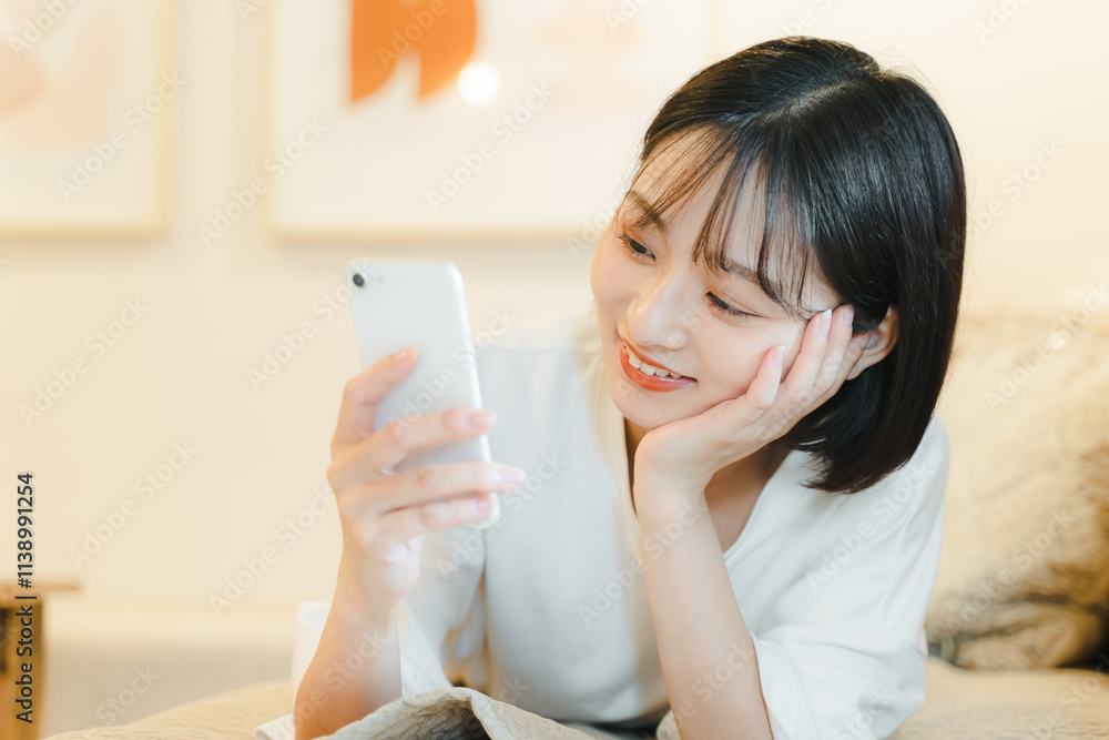 スマホを持つ女性 スマホを持つ女性