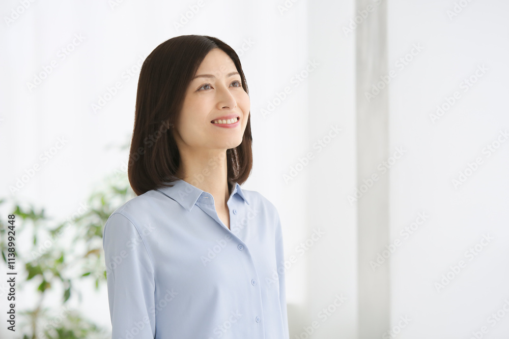 窓辺に立つ大人の女性 窓辺に立つ大人の女性