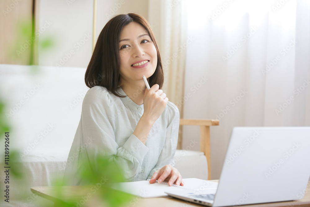 自宅で学習する女性