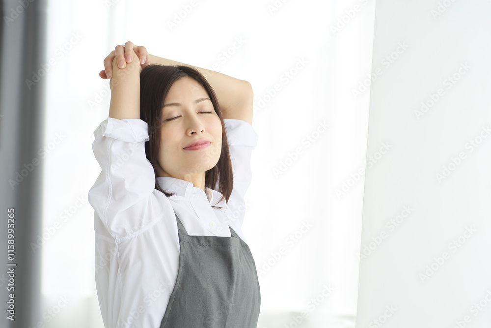 室内でストレッチをする女性