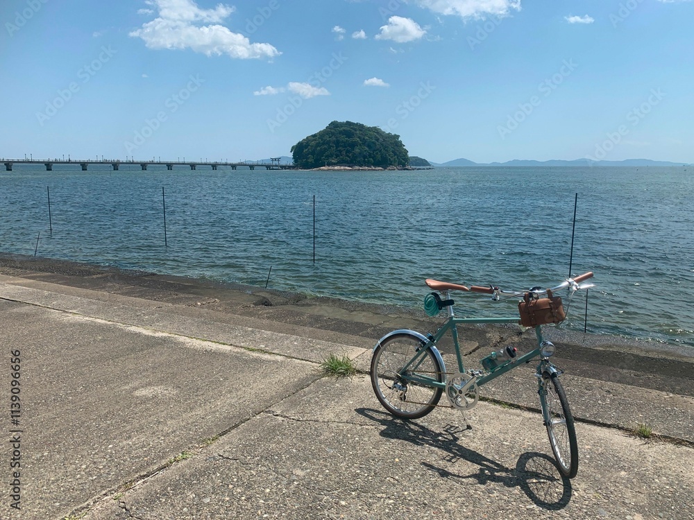 Fototapeta premium 島の見える海辺の風景と自転車