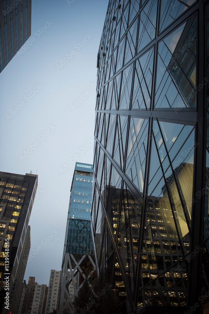 Fototapeta premium 빌딩틈의 하늘