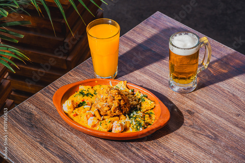 bolón con jugo de naranja y cerveza
