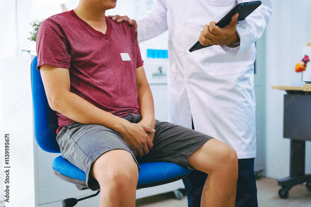 Obraz premium A man suffering from urinary tract infections visits a doctor at the examination table in a hospital.symptoms, discusses benign prostatic hyperplasia (BPH), and provides advice and treatment
