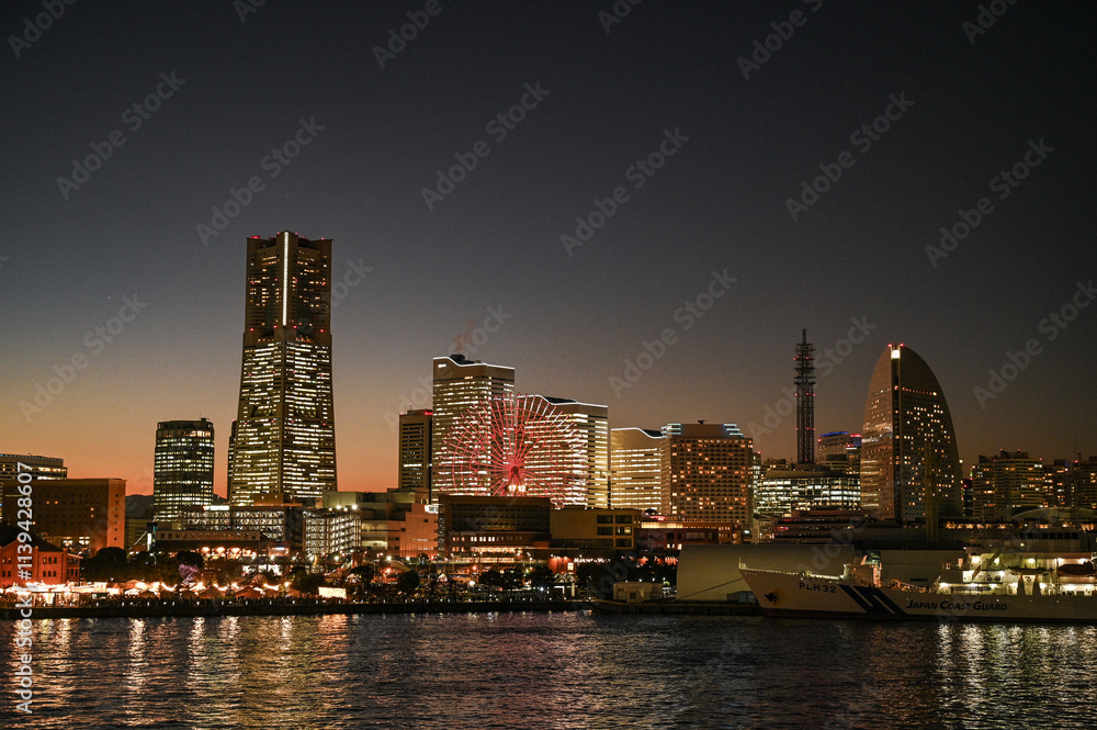 Obraz premium 日本横浜みなとみらいの夕景の都市イメージ