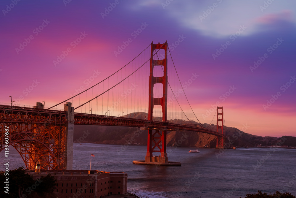 Obraz premium Golden Gate Bridge at sunset - San Francisco, California, USA 