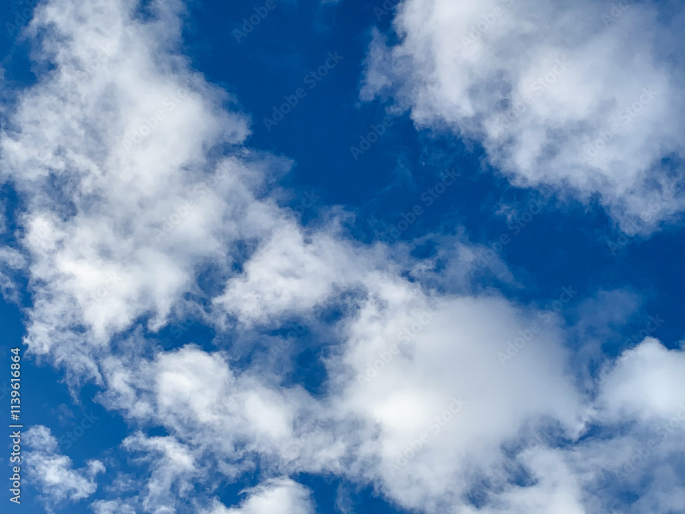 Obraz premium Clear blue skies with clouds