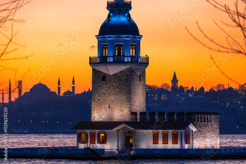Obraz na płótnie Maiden's Tower, one of the icons of Istanbul, in the evening w salonie