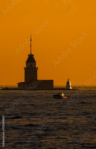 Obraz na płótnie Maiden's Tower, one of the icons of Istanbul, in the evening w salonie