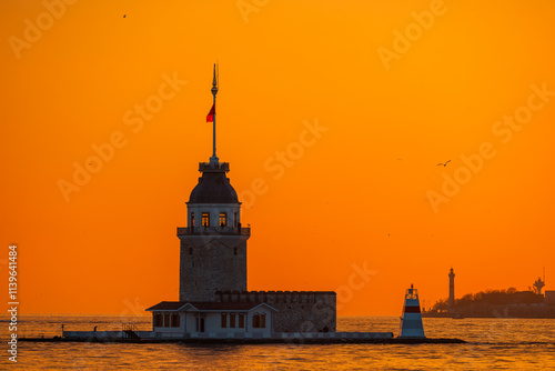 Obraz na płótnie Maiden's Tower, one of the icons of Istanbul, in the evening w salonie