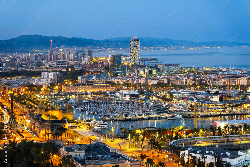 Obraz premium Blick auf den alten Hafen und die Stadt Barcelona bei Nacht, Barcelona, Spanien
