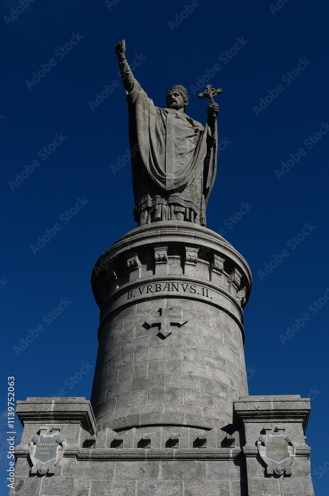 Fototapeta premium La statue du pape Urbain II , à Châtillon-sur-Marne, sa ville natale en Champagne