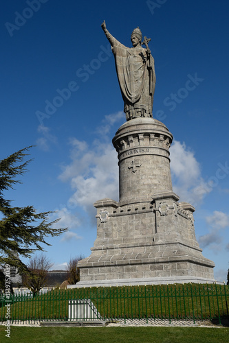
La statue du pape Urbain II , à Châtillon-sur-Marne, sa ville natale en Champagne