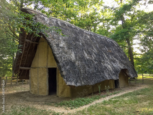 Fotografía une maison de gaulois reconstituée visible dans le domaine des druides à La Genê