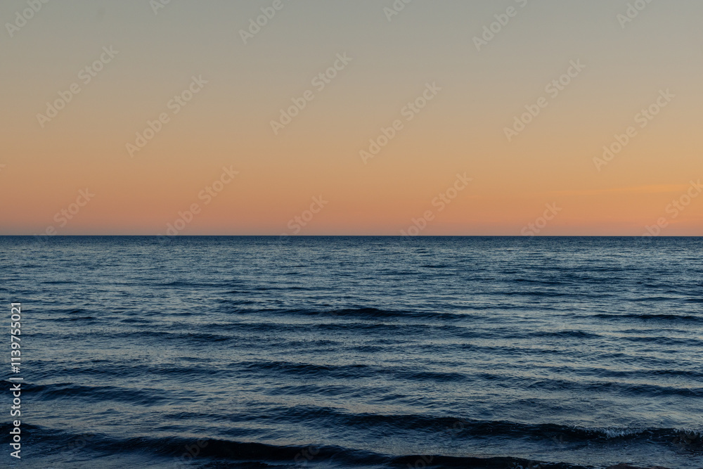 Obraz premium Serene ocean sunset view