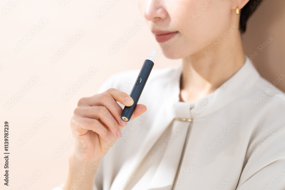 電子タバコ・女性 電子タバコ・女性