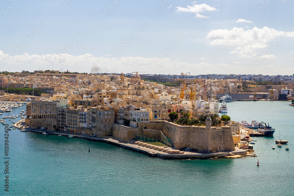 Obraz premium a beautiful cityscape view of the Maltese streets and bay of the Valetta harbour