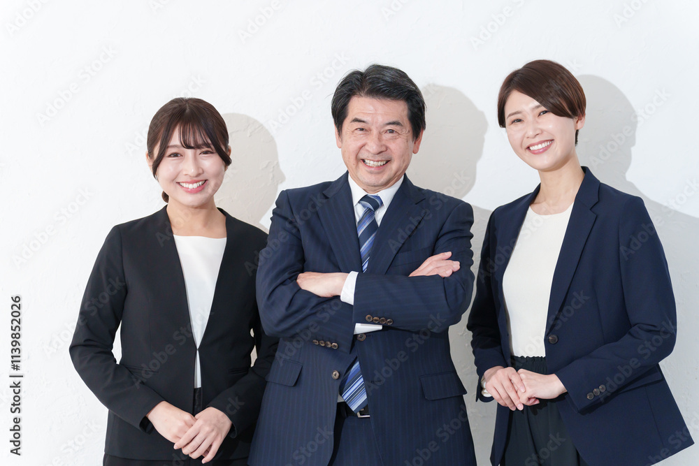 スーツのビジネスマンたち