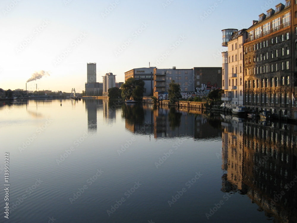 Obraz premium early morning in Berlin buildings reflecting in the river