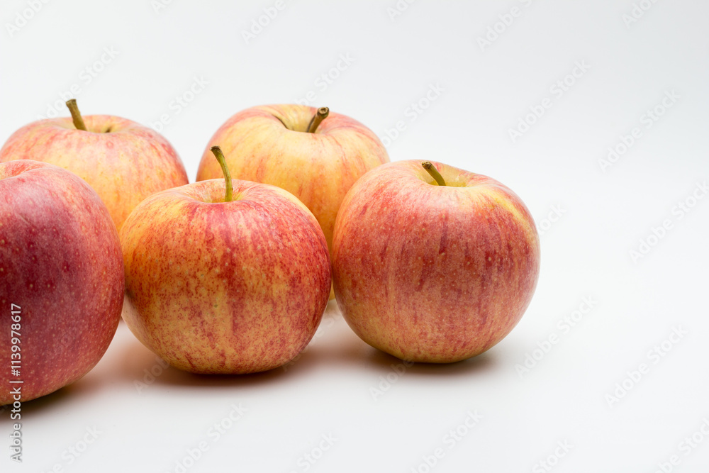 Manzanas rojas maduras de la variedad Royal Gala con fondo blanco. Manzanas rojas maduras de la variedad Royal Gala con fondo blanco.
