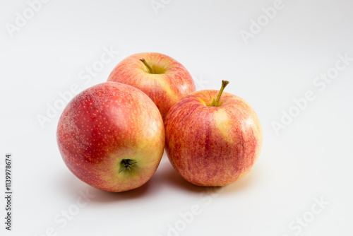 Manzanas rojas maduras de la variedad Royal Gala con fondo blanco.