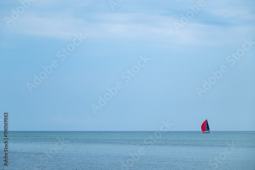 Segelboot auf der Ostsee in der Eckernförder Bucht, Schleswig-Holstein, Deutschland