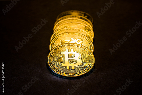 Montón de criptomonedas en hilera