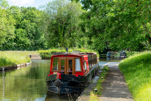 Foto Several canal narrowboats docked along the Llangollen Canal with towpath in Trev