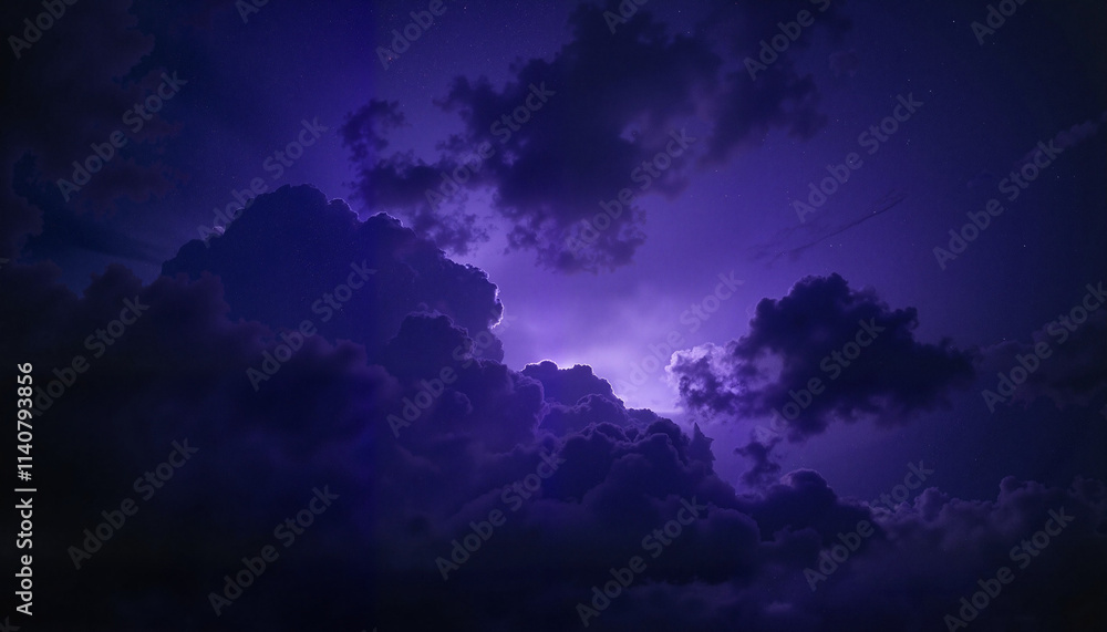 Naklejka premium Dark night sky with glowing purple clouds and soft light.
