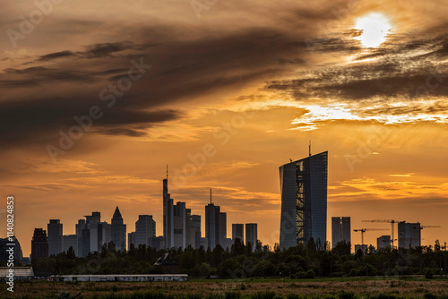 Dramatische Lichtstimmung und Wolkenstimmung über der Frankfurter Skyline und Europäischer Zentralbank von Frankfurt-Oberrad aus fotografiert