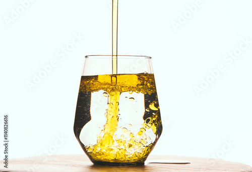 Agua con aceite mezclados en un vaso