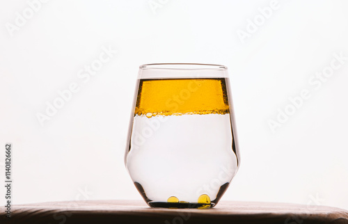 Vaso con agua y aceite