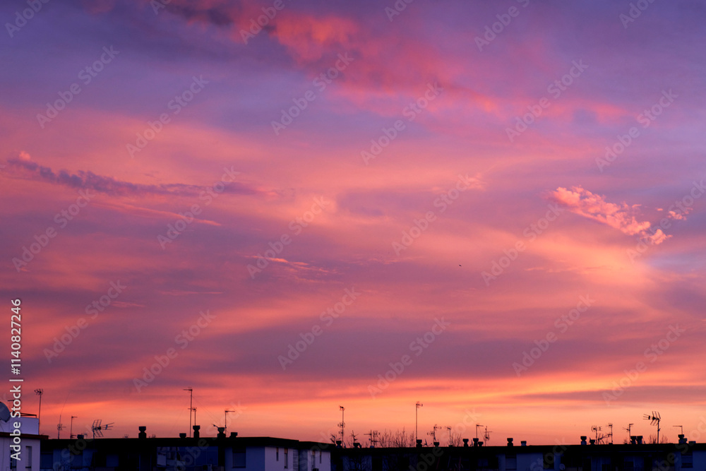 Atardecer colorido con nubes rosas Atardecer colorido con nubes rosas