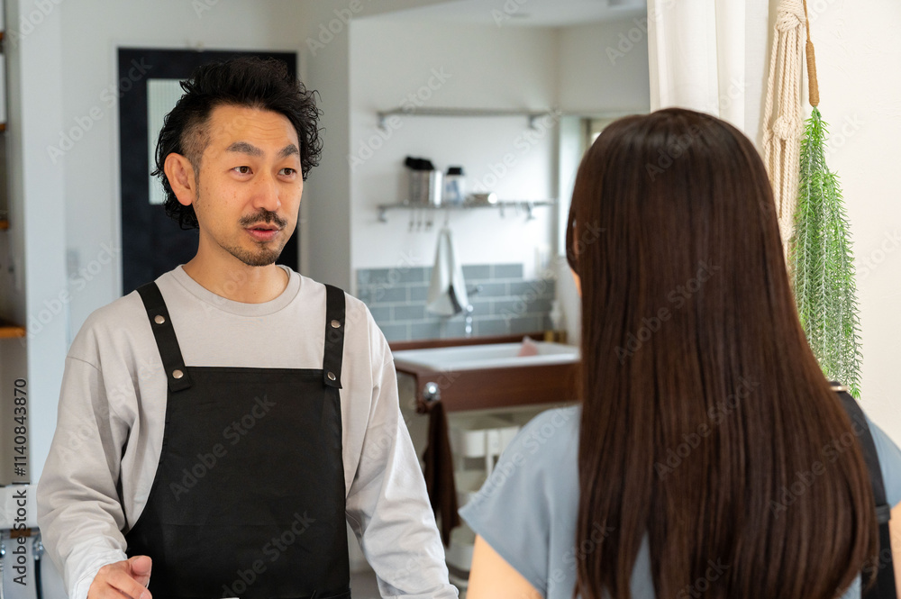受付で応対するスタッフ 受付で応対するスタッフ