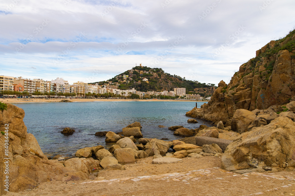 Vista desde Punta Sa Palomera hacia la bahía de Blanes, con rocas, mar y ciudad al fondo. Vista desde Punta Sa Palomera hacia la bahía de Blanes, con rocas, mar y ciudad al fondo.