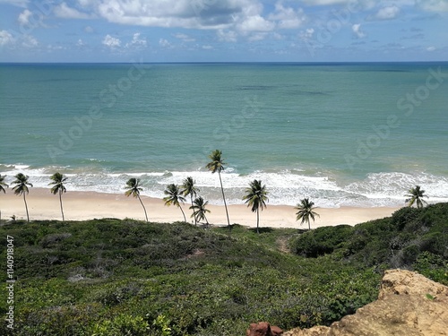 Vista panorâmica do mirante da Praia do Coqueirinho, com coqueiros à beira-mar e mar azul-turquesa na costa da Paraíba, Nordeste do Brasil. Destino paradisíaco de ecoturismo