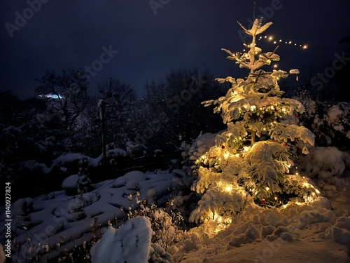 Beleuchteter Weihnachtsbaum im Schnee