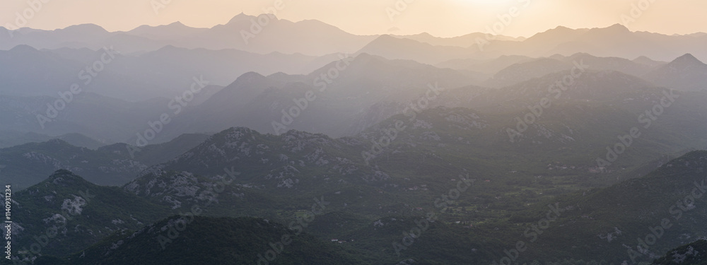 Fototapeta premium Blick über die Berge im Skadarsko Jezero Nationalpark, Montenegro