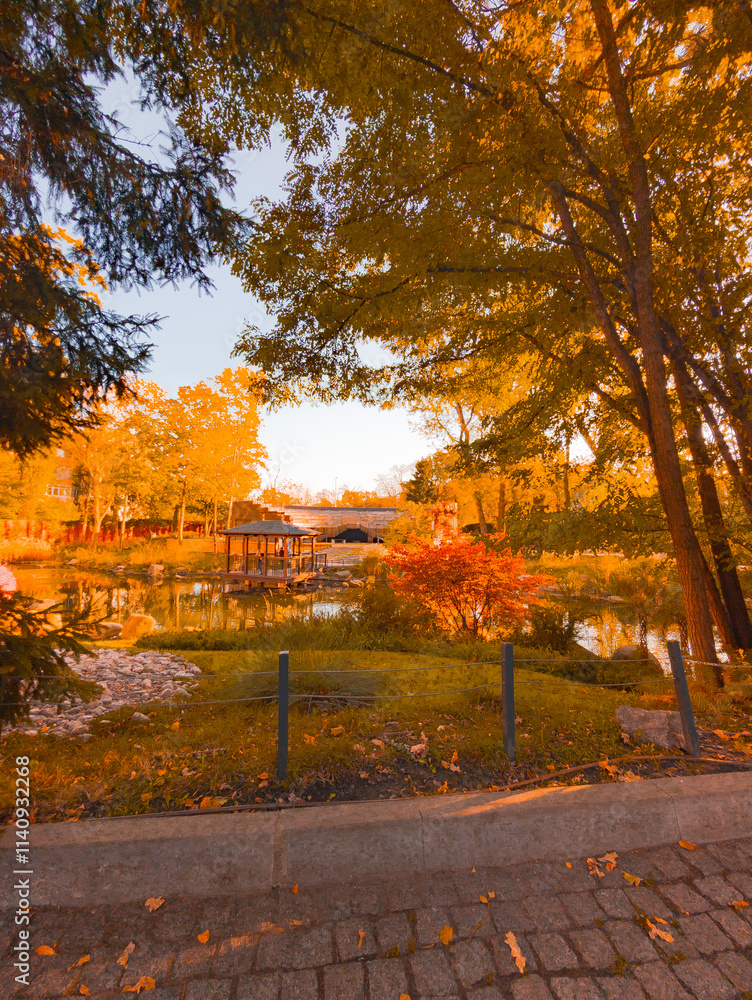 Naklejka premium Bright and red autumn park
