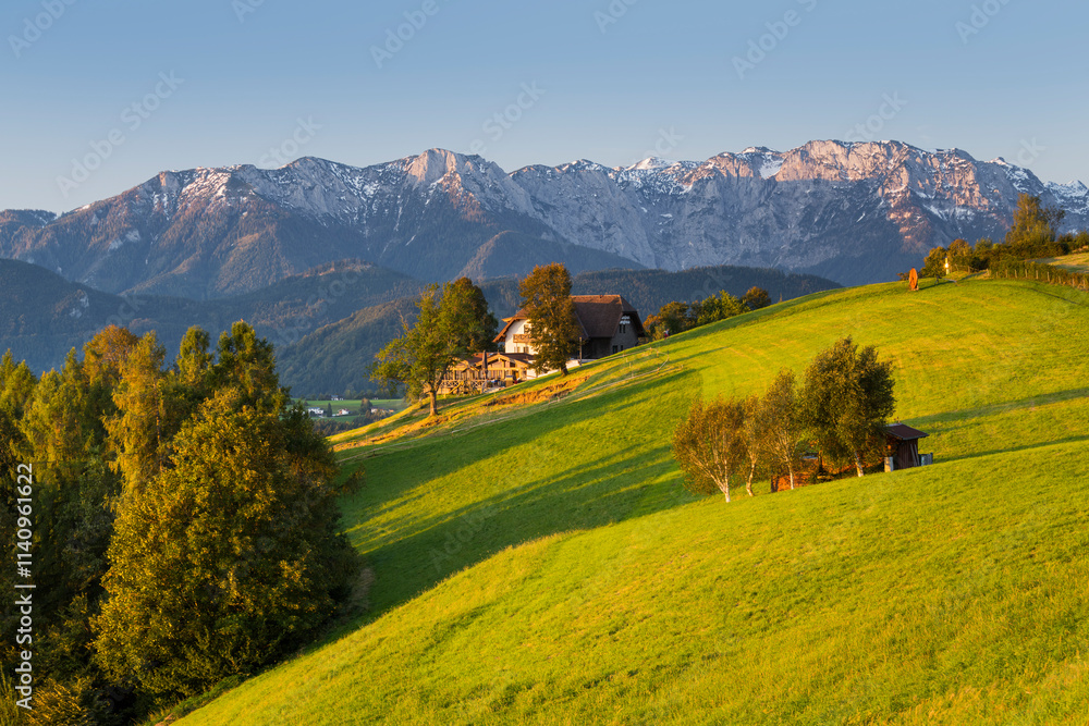 Obraz premium Blick vom Gmundnerberg zum Höllengebirge, Bauernhof, Oberösterreich, Österreich