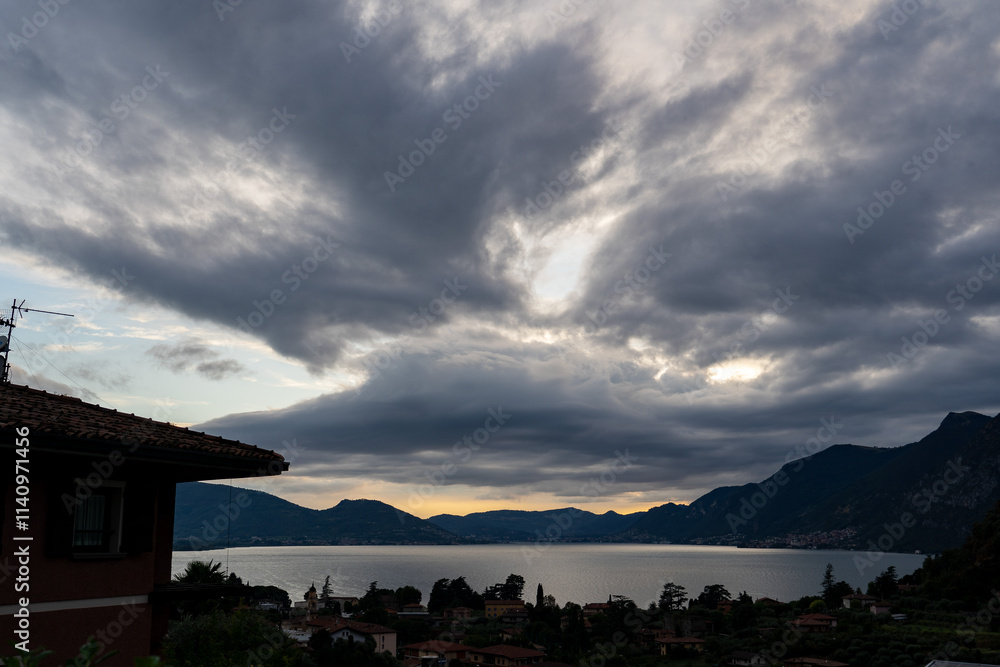 Obraz premium sunset over the lake