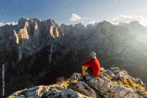 ein Wanderer blickt in die Karanfili Berge, Prokletije Massiv, Gusinje, Montenegro photo