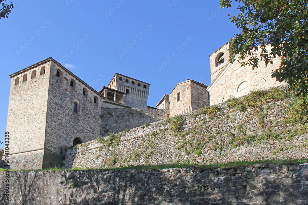 il castello di Torrechiara e la chiesetta del borgo (Parma) il castello di Torrechiara e la chiesetta del borgo (Parma)