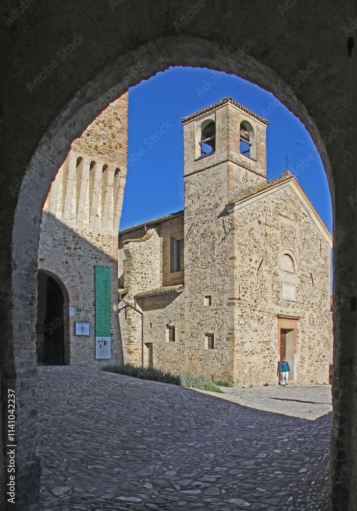 la chiesetta dal borgo di Torrechiara (Parma) la chiesetta dal borgo di Torrechiara (Parma)