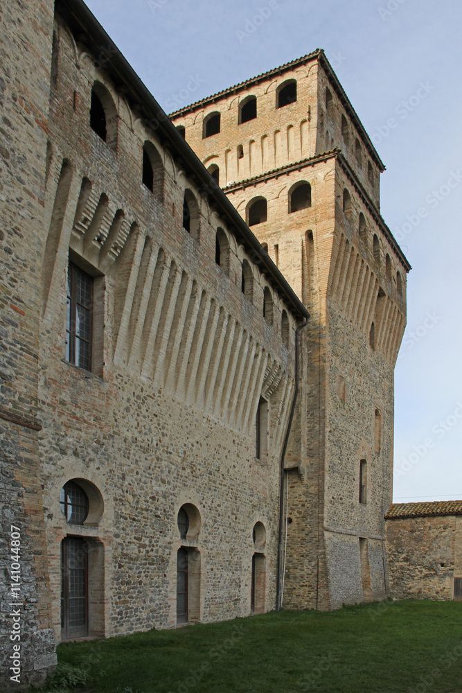 una torre del Castello di Torrechiara (Parma) una torre del Castello di Torrechiara (Parma)