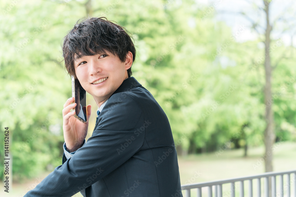 スマホ・スマートフォンを使う笑顔の若いアジア人ビジネスマン・新入社員・フレッシャーズ
スマホ・スマートフォンを使う笑顔の若いアジア人ビジネスマン・新入社員・フレッシャーズ