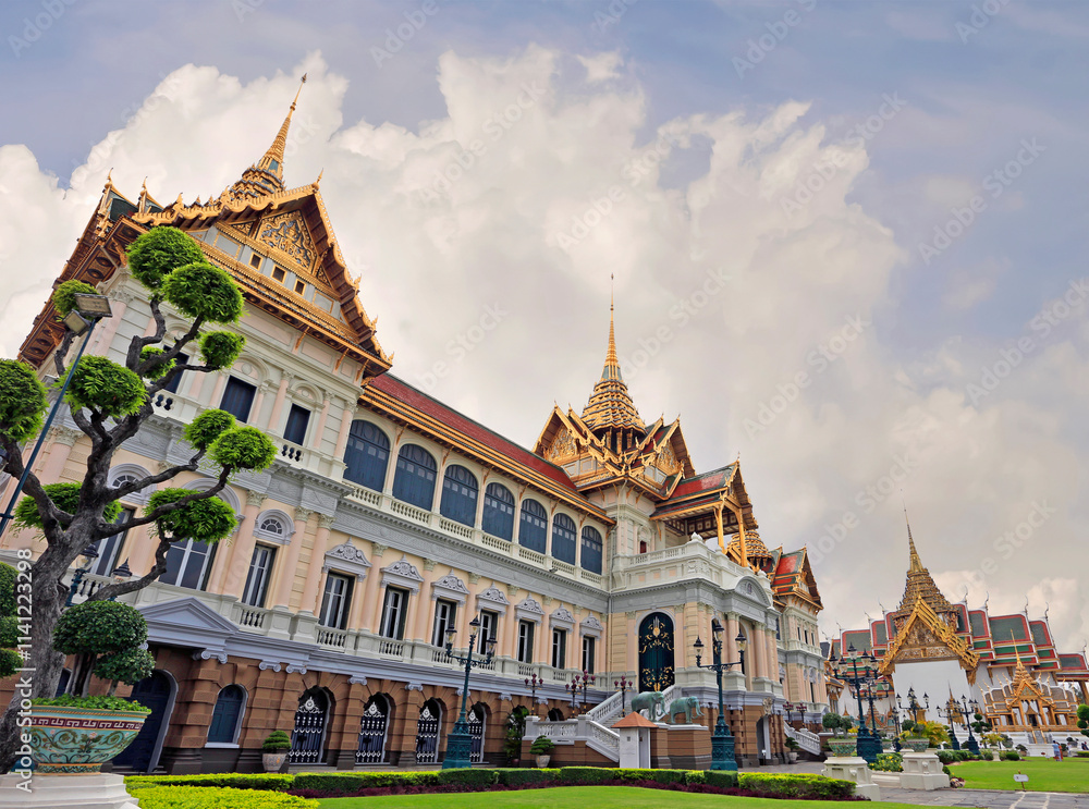 Obraz premium Royal Grand Palace in sunny day with blue sky on the background in Bangkok, Thailand