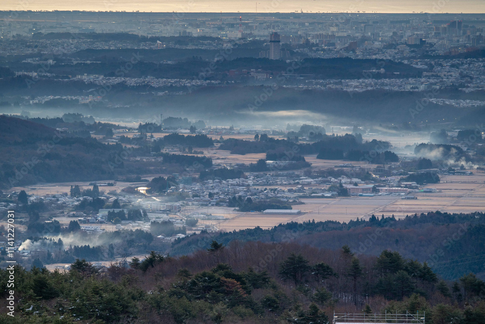 Obraz premium 朝日は冠の里へ